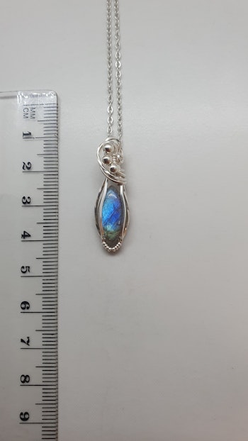 Halsband Swirly Pearls i 925 sterlingsilver med labradorit