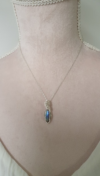 Halsband Swirly Pearls i 925 sterlingsilver med labradorit