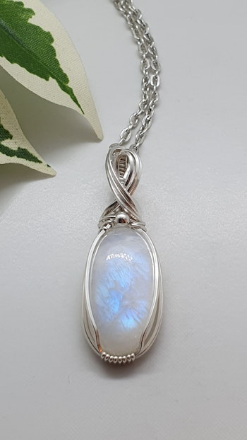 Halsband Classic Curves i 925 sterlingsilver med regnbågsmånsten