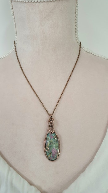 Halsband Luscious Flower med rubin i fuchsit