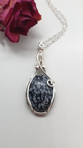 Halsband Swirly Pearls i 925 sterlingsilver med snöflingeobsidian