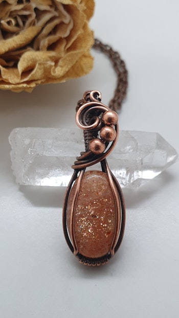 Halsband Swirly Pearls med solsten