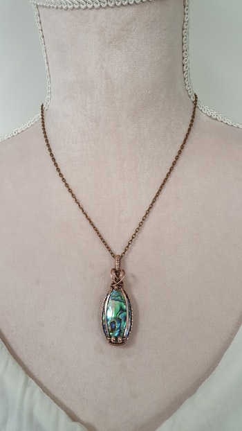 Halsband Classic Curves Pearls med paua snäcka