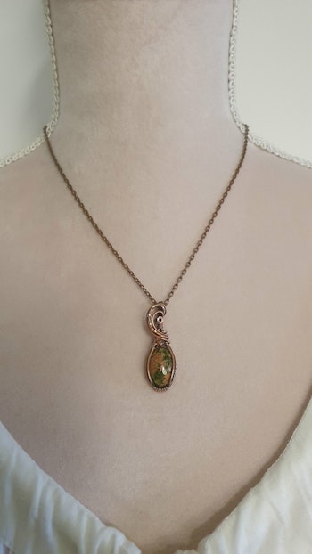 Halsband Swirly Pearl med unakit