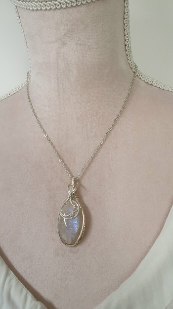 Halsband Magic Moon i 925 sterlingsilver med belomorite månsten