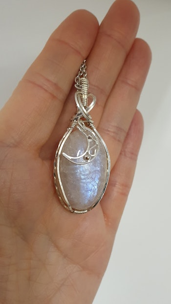 Halsband Magic Moon i 925 sterlingsilver med belomorite månsten