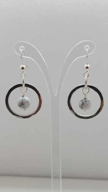 Örhängen Cirkel i 925 sterlingsilver med howlitpärlor
