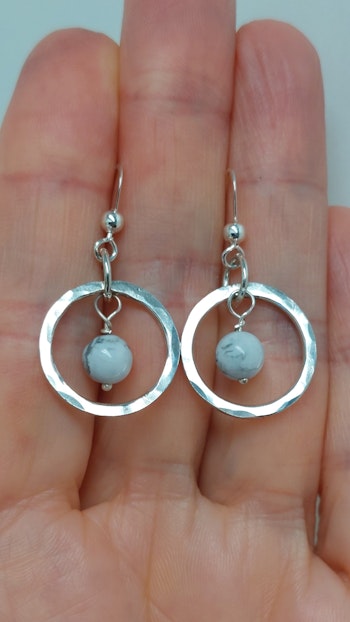 Örhängen Cirkel i 925 sterlingsilver med howlitpärlor