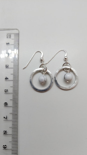 Örhängen Cirkel i 925 sterlingsilver med howlitpärlor