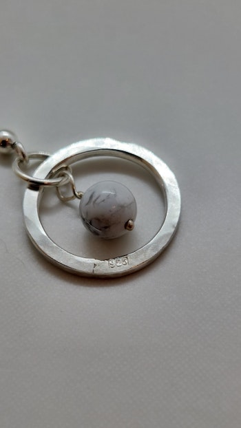 Örhängen Cirkel i 925 sterlingsilver med howlitpärlor