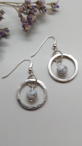 Örhängen Cirkel i 925 sterlingsilver med howlitpärlor