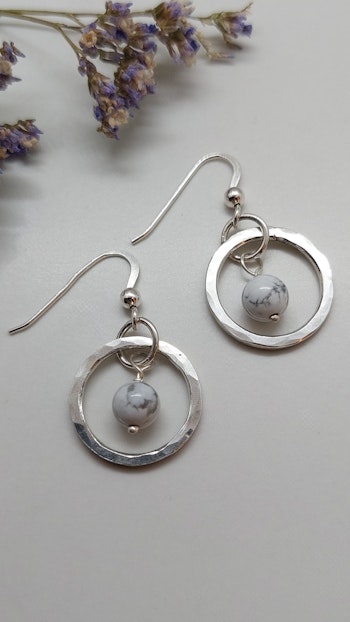 Örhängen Cirkel i 925 sterlingsilver med howlitpärlor