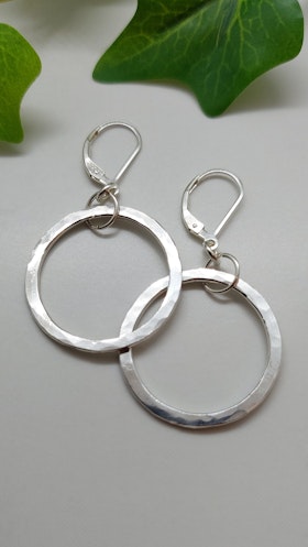 Örhängen Cirkel hamrade i 925 sterlingsilver