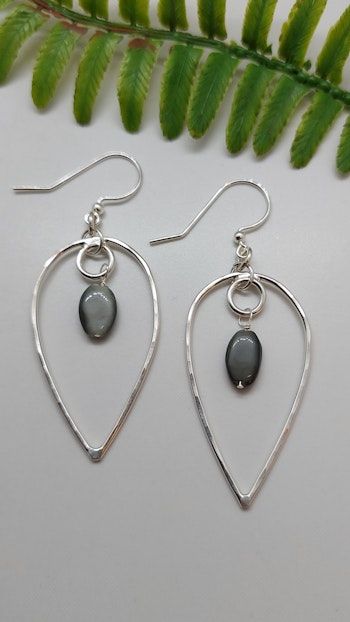 Örhängen Omvänd Droppe i 925 sterlingsilver med grå agat