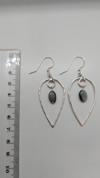 Örhängen Omvänd Droppe i 925 sterlingsilver med grå agat