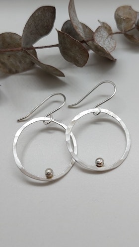 Örhängen Cirkel i 925 sterlingsilver med små silverkulor