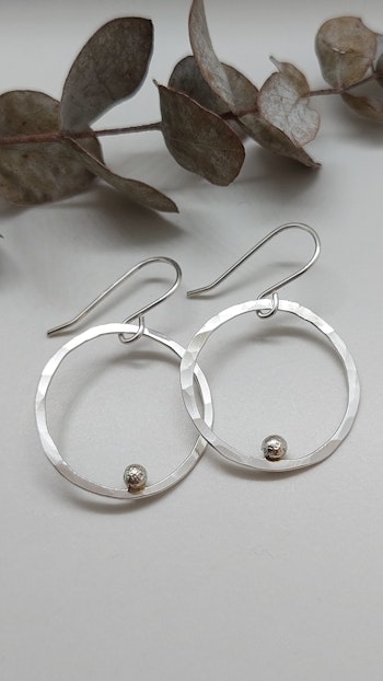 Örhängen Cirkel i 925 sterlingsilver med små silverkulor