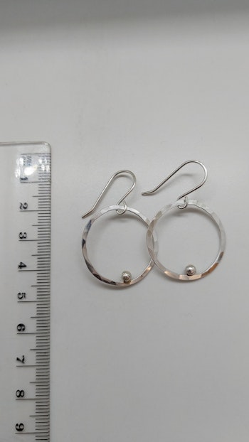 Örhängen Cirkel i 925 sterlingsilver med små silverkulor