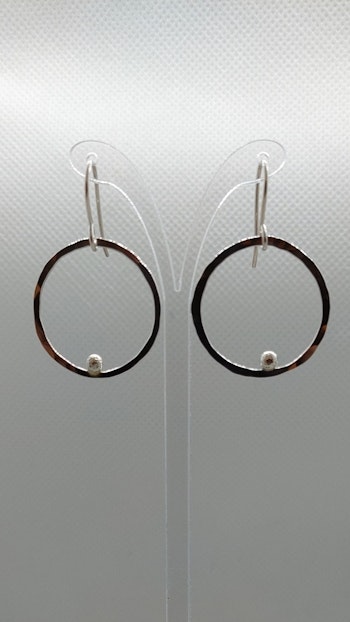 Örhängen Cirkel i 925 sterlingsilver med små silverkulor