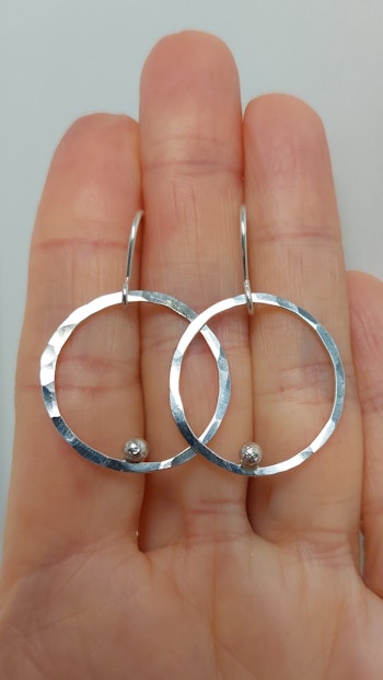 Örhängen Cirkel i 925 sterlingsilver med små silverkulor