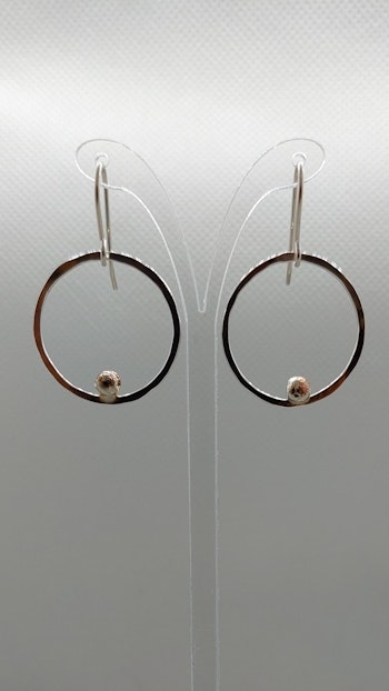 Örhängen Cirkel i 925 sterlingsilver med mässingskulor