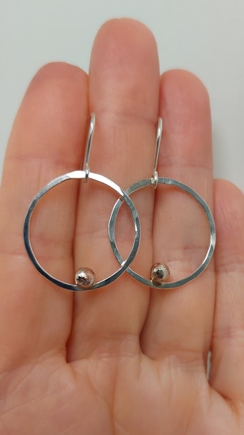 Örhängen Cirkel i 925 sterlingsilver med mässingskulor