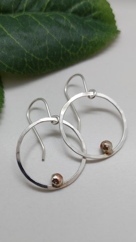 Örhängen Cirkel i 925 sterlingsilver med mässingskulor