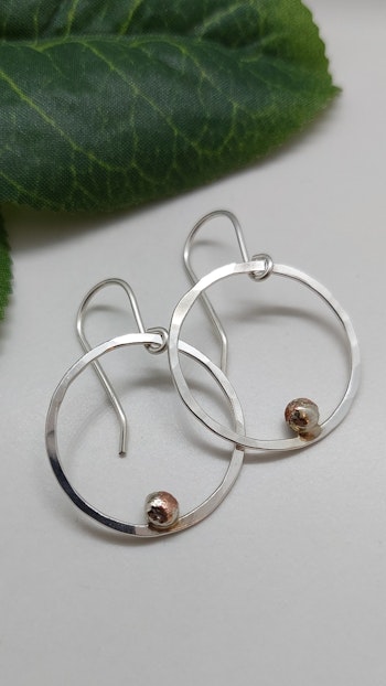 Örhängen Cirkel i 925 sterlingsilver med mässingskulor