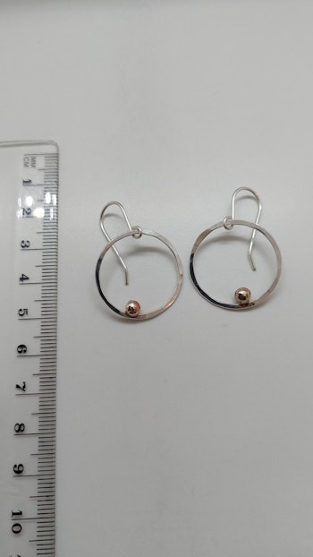 Örhängen Cirkel i 925 sterlingsilver med mässingskulor