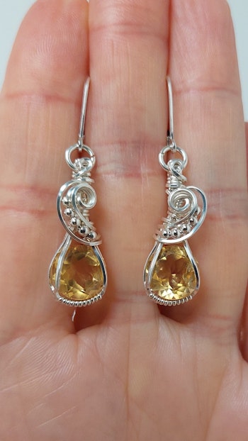 Örhängen Luscious Pearls i 925 sterlingsilver med facetterad citrin