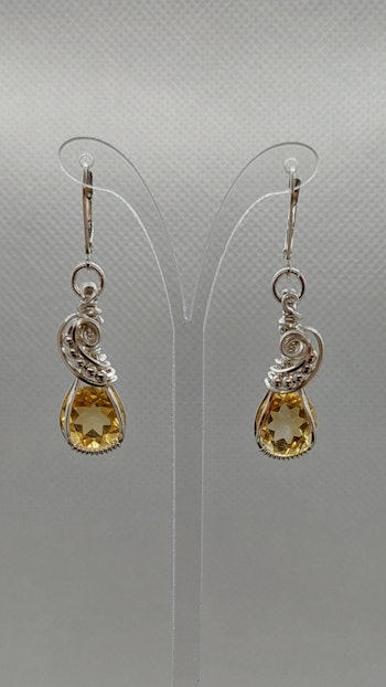Örhängen Luscious Pearls i 925 sterlingsilver med facetterad citrin