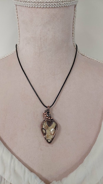 Halsband Swirly Pearls med birds eye jaspis