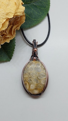 Halsband Classic Curves Pearls med fossil korall