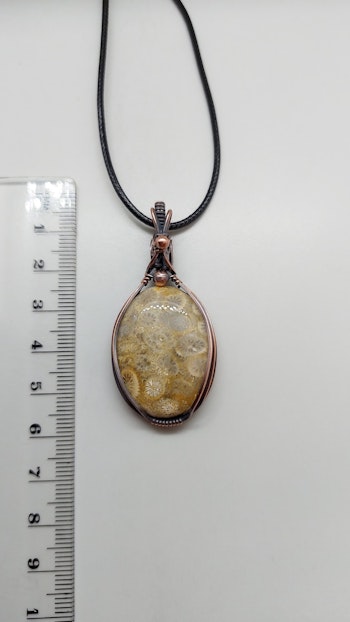 Halsband Classic Curves Pearls med fossil korall