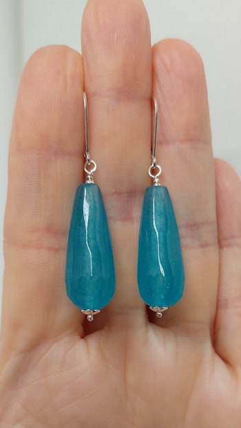 Örhängen i 925 sterlingsilver med facetterade droppar av jade akvamarin