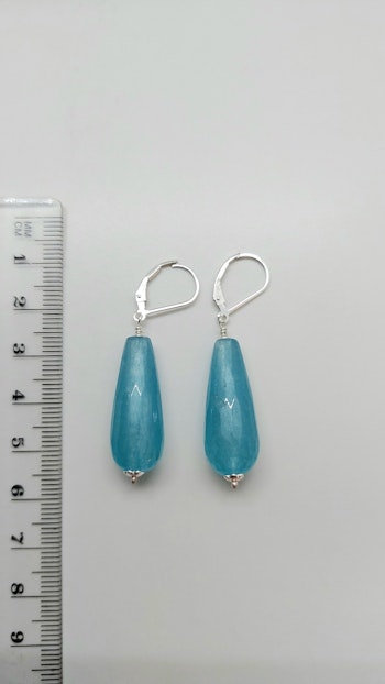 Örhängen i 925 sterlingsilver med facetterade droppar av jade akvamarin