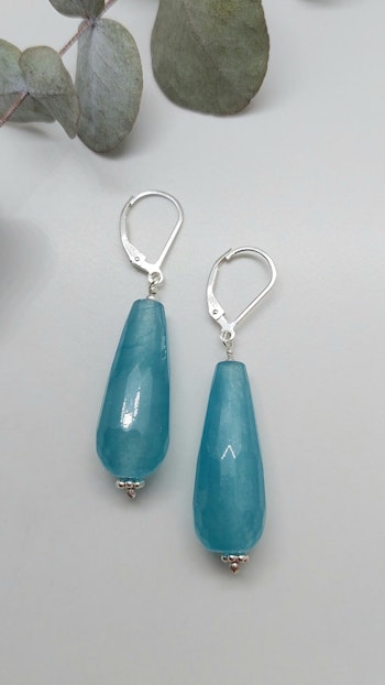 Örhängen i 925 sterlingsilver med facetterade droppar av jade akvamarin