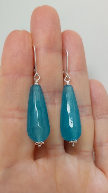 Örhängen i 925 sterlingsilver med facetterade droppar av jade akvamarin