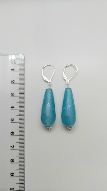 Örhängen i 925 sterlingsilver med facetterade droppar av jade akvamarin