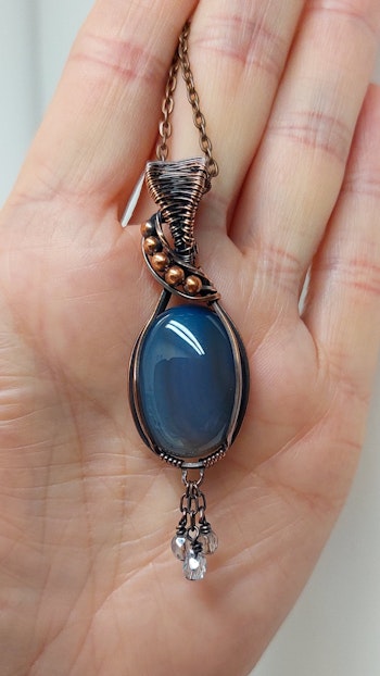 Halsband Swirly Pearls Dangle i koppar med blåtonad agat och kristallpärlor