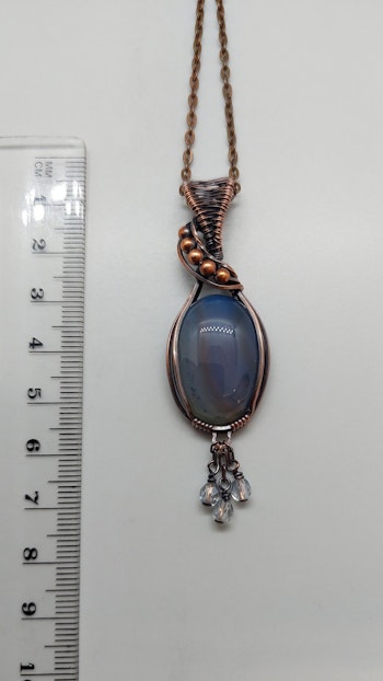 Halsband Swirly Pearls Dangle i koppar med blåtonad agat och kristallpärlor