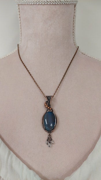 Halsband Swirly Pearls Dangle i koppar med blåtonad agat och kristallpärlor