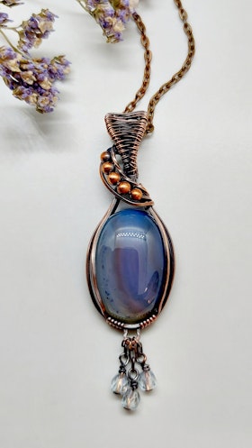 Halsband Swirly Pearls Dangle i koppar med blåtonad agat och kristallpärlor