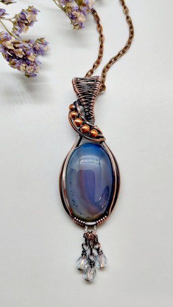 Halsband Swirly Pearls Dangle i koppar med blåtonad agat och kristallpärlor