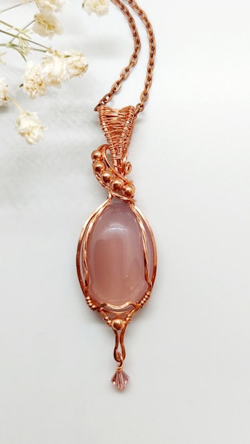 Halsband Swirly Pearls Dangle i koppar med rosatonad agat och Swarovski pärla