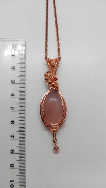 Halsband Swirly Pearls Dangle i koppar med rosatonad agat och Swarovski pärla