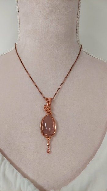 Halsband Swirly Pearls Dangle i koppar med rosatonad agat och Swarovski pärla