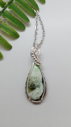Halsband Swirly Pearls i 925 sterlingsilver med krom kalcedon