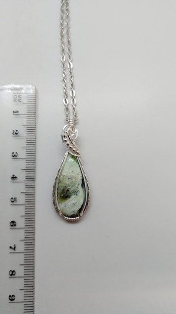 Halsband Swirly Pearls i 925 sterlingsilver med krom kalcedon