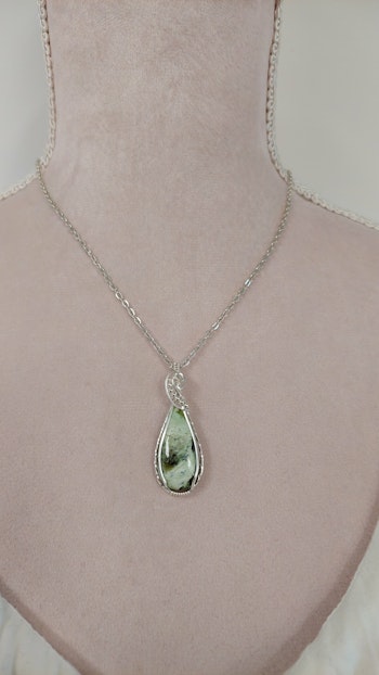 Halsband Swirly Pearls i 925 sterlingsilver med krom kalcedon